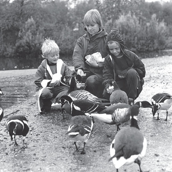 Sir-Peter-Scott's-daughter-and-grandchildren-vising-and-hand-feeding-at-martin-mere-1-604x604.jpg